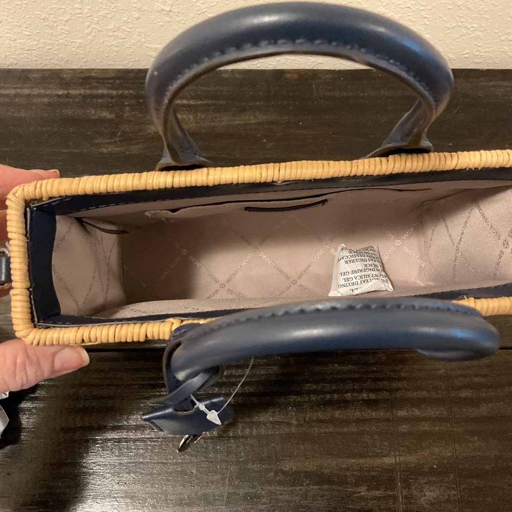 MICHAEL KORS MIRELLA SMALL SHOPPER TH CROSSBODY IN NAVY, Missing strap - Picture 7 of 8
